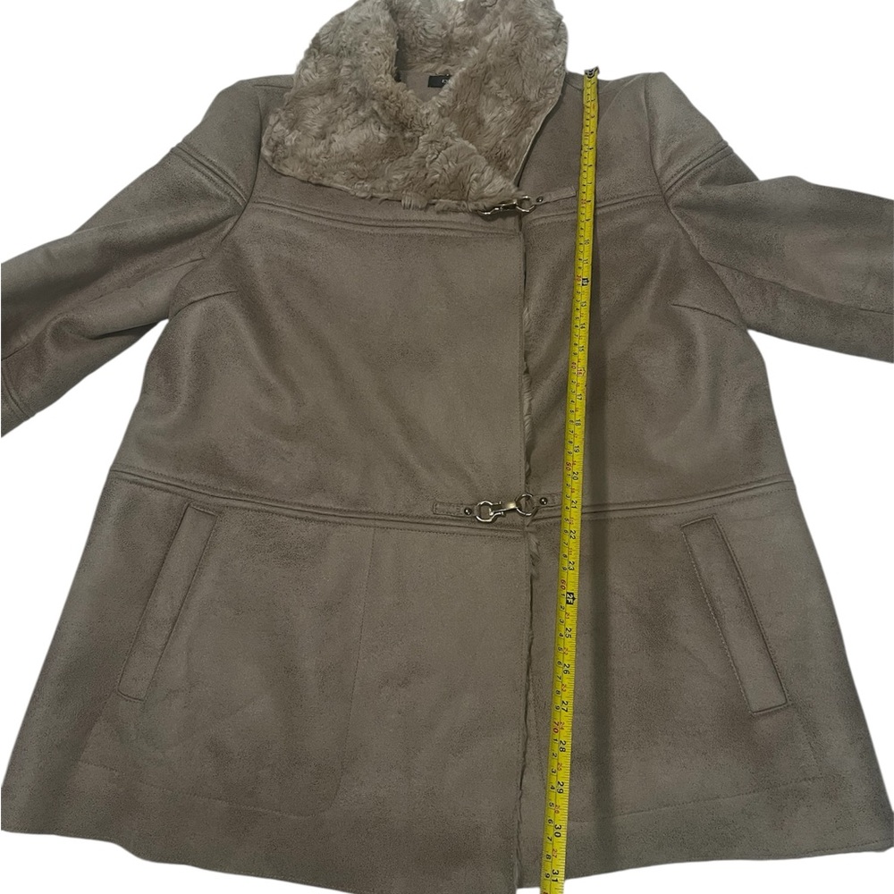 Ellen Tracy Cream and Tan Teddy Jacket with Plush Collar - Picture 8 of 8